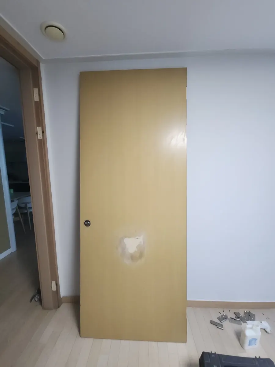 집문 수리 — 경첩에서 떼어 세운 문짝