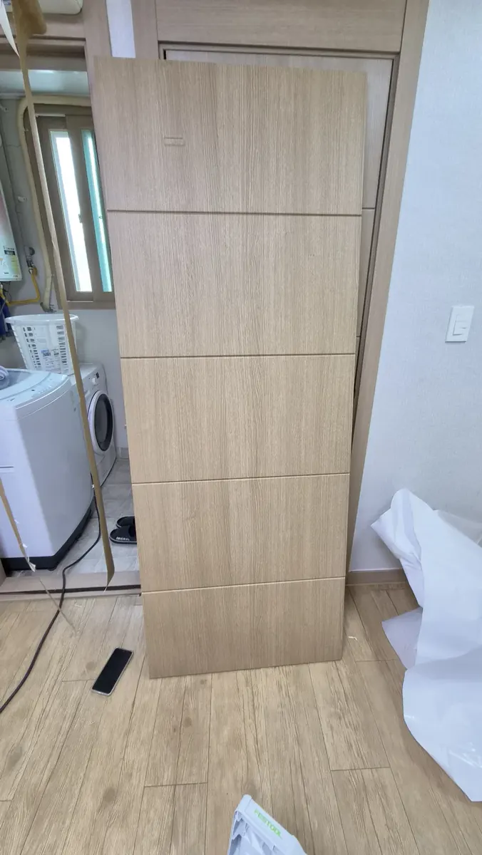 문 수리 — 경첩에서 떼어 세워 둔 문짝