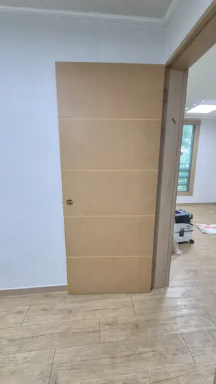 문 수리 — 기존 필름을 벗겨 낸 문짝 바탕