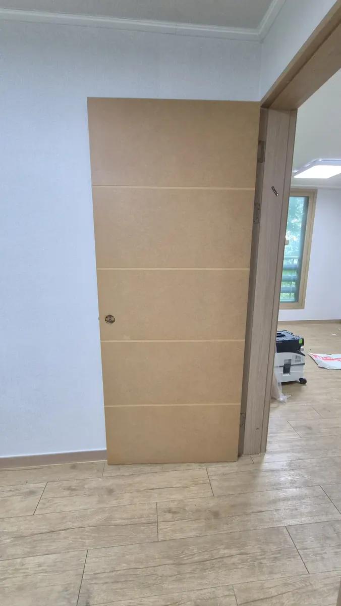 문 수리 — 기존 필름을 벗겨 낸 문짝 바탕