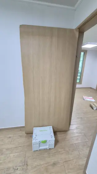 문 수리 — 한 면 전체에 새 필름을 입힌 문짝