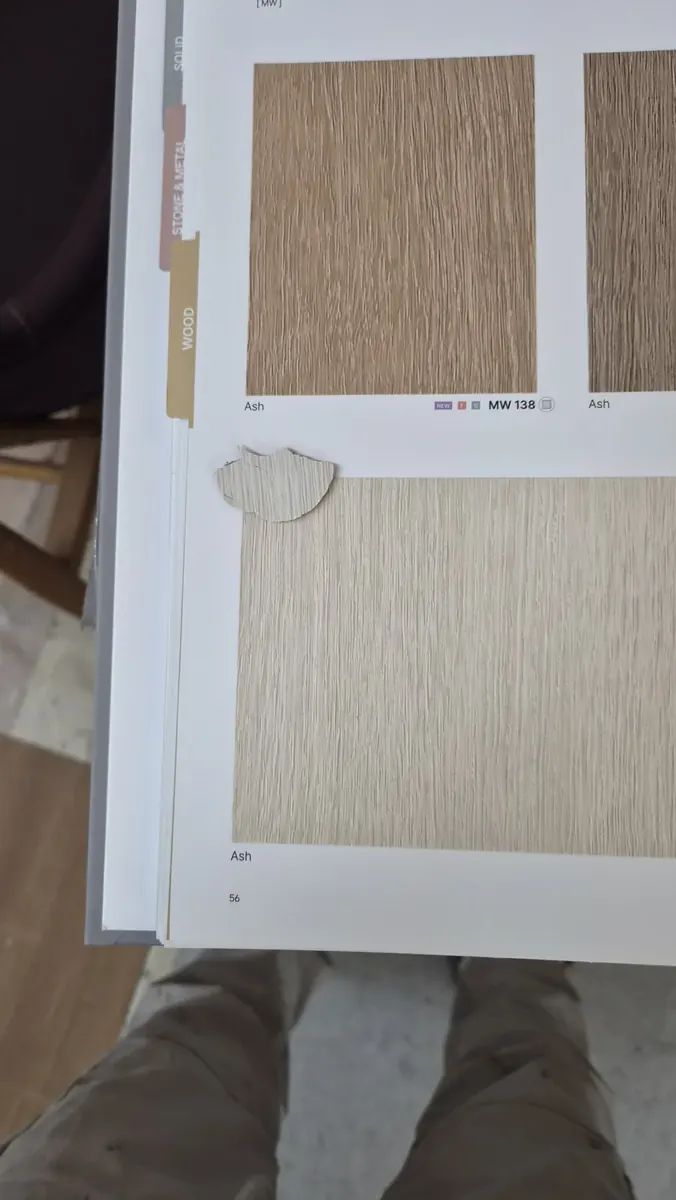 문짝 복원 — 떨어진 조각을 필름 견본과 대 보는 모습